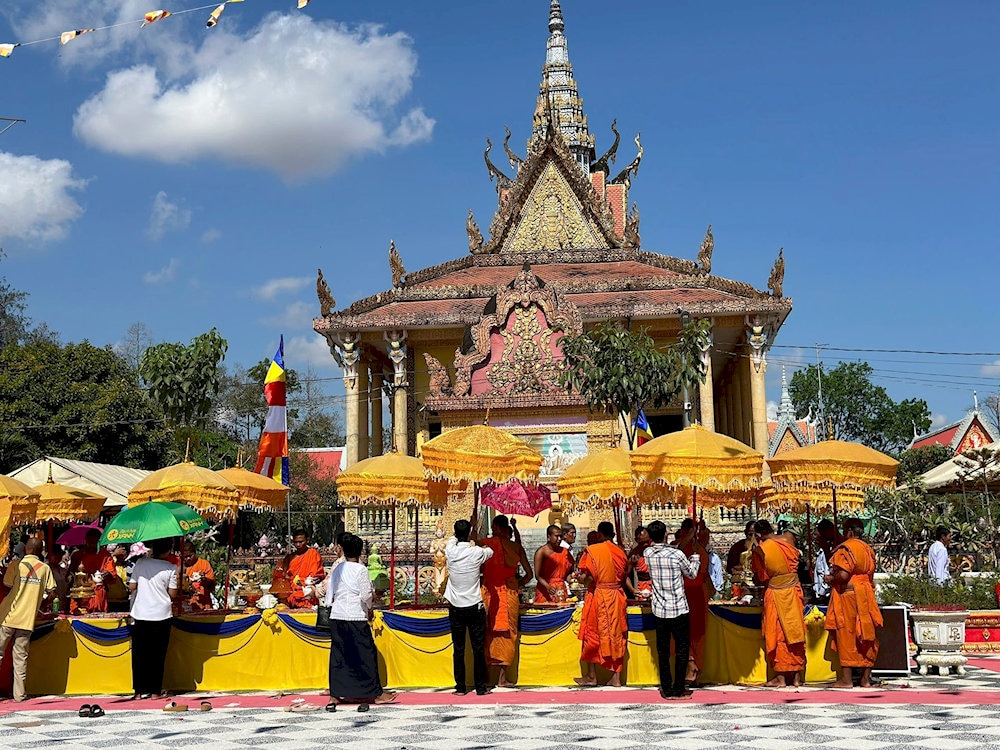 Người dân Khmer và du khách đến tham dự lễ hội tại chùa Xiêm cán